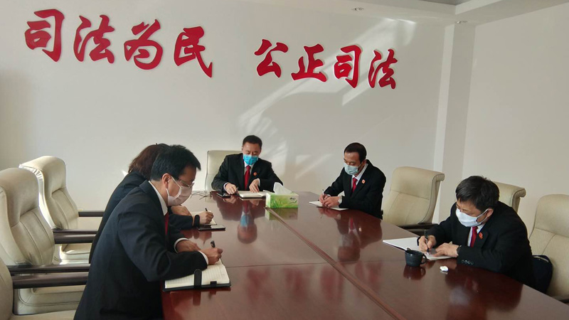 陈平（右三）主持召开党组扩大会议