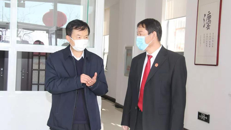 张学群（左）在盘锦市大洼区人民法院辽东湾法庭督导检查