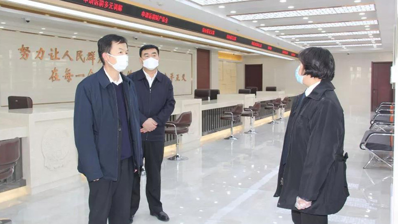 张学群（左一）在盘锦市双台子区人民法院诉讼服务中心新址调研