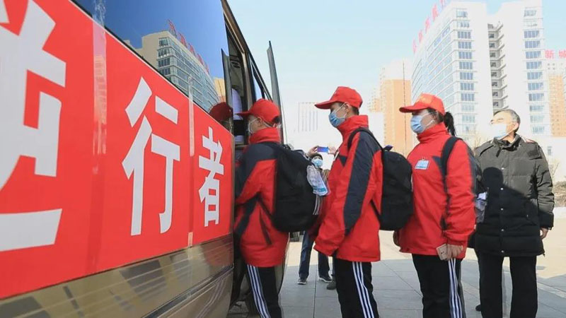 医护人员有序登车