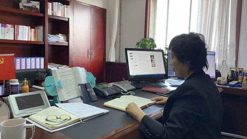 葫芦岛中院党组书记、院长王淑俐主持“云会议”