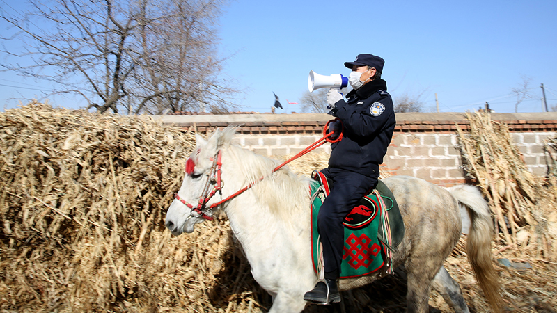 民警进村 “马”上宣传
