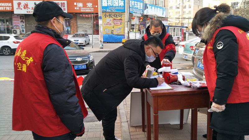 在小区门口检疫点对外来人员进行登记