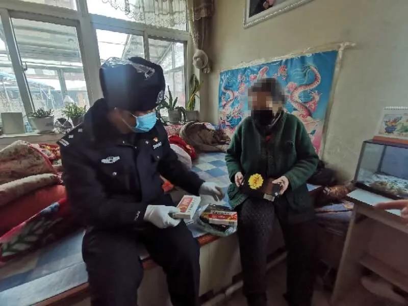 窦如林把药送到患病老人手里
