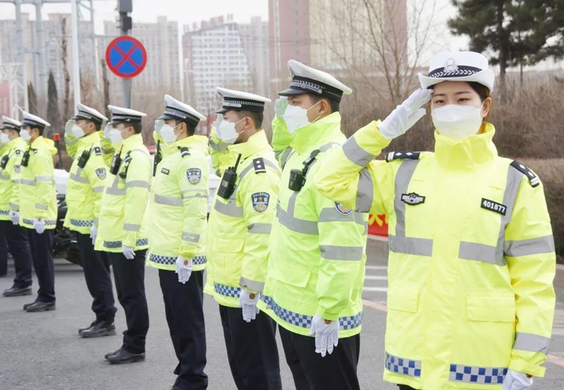 向英雄们致敬