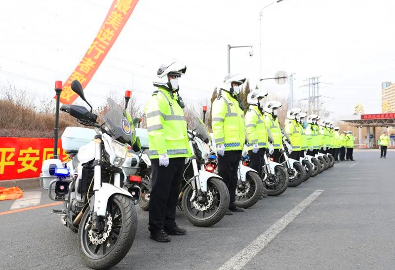骑警们护送英雄们回家