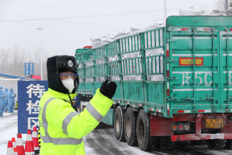 图1——葫芦岛交警风雪天为开复工企业运输车辆护航