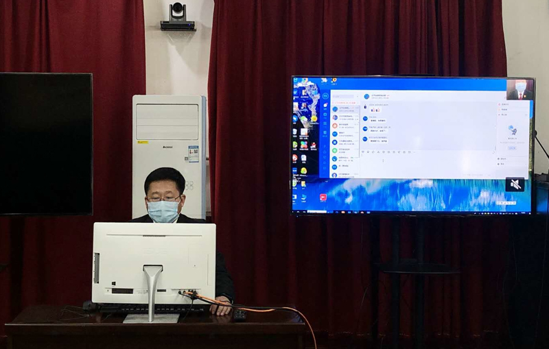 高铁军正在线上授课