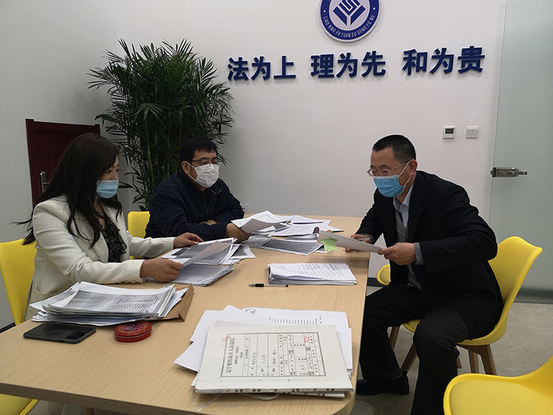 法官与案件委托律师分析研究案情