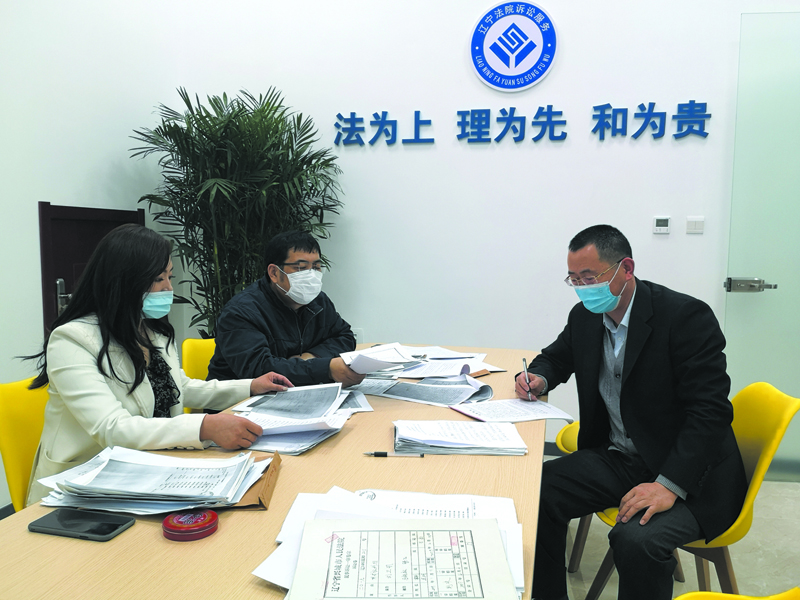图1、法官与企业人员分析案情