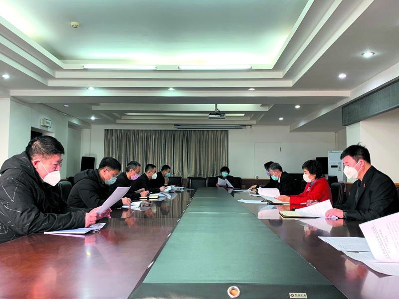 图2、葫芦岛中院有关人员讨论《意见》