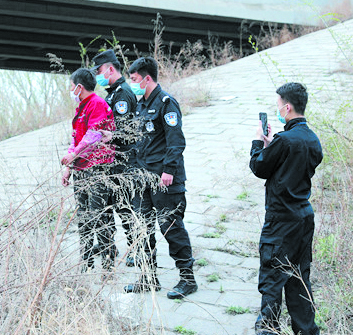 王某妻子周某指认杀人现场