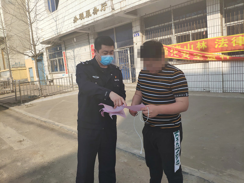 民警发放宣传单
