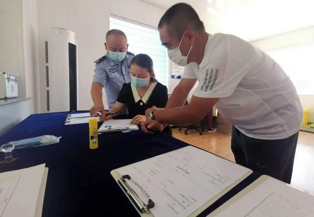 民警指导王先生填写了相关表格