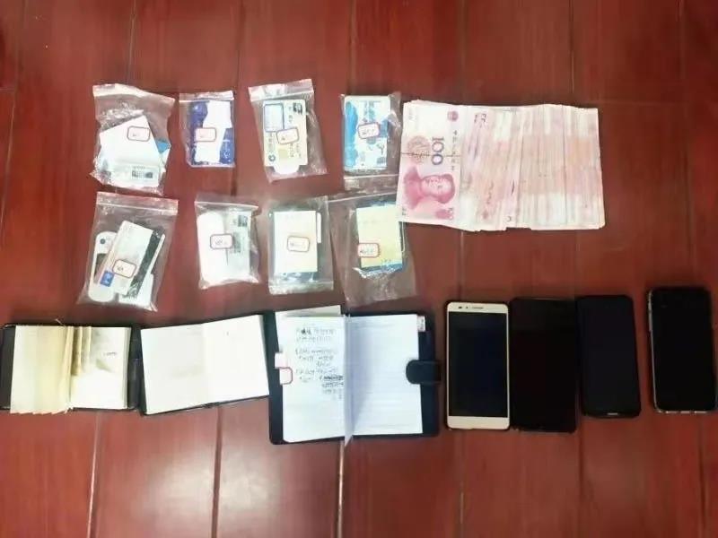 警方查获作案工具及部分赃款