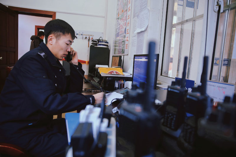 民警在接听报警电话