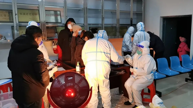 法院干警为居民登记信息