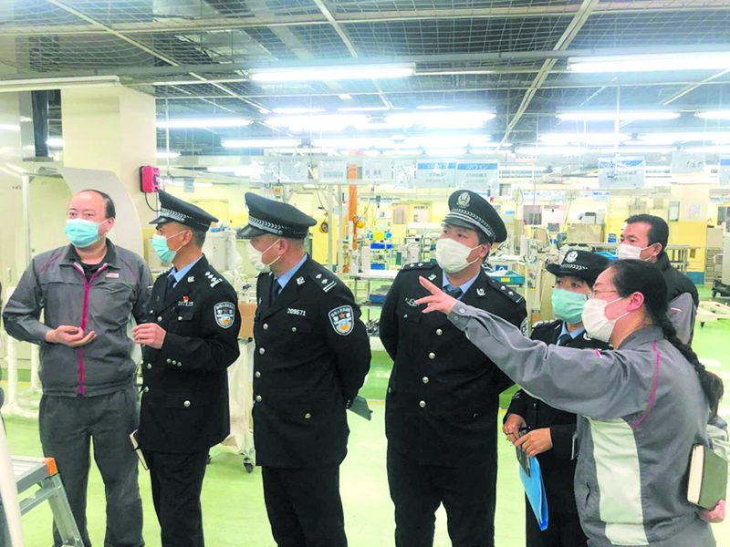 民警走访服务辖区企业