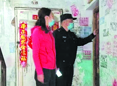 周宗平（右）正在走访
