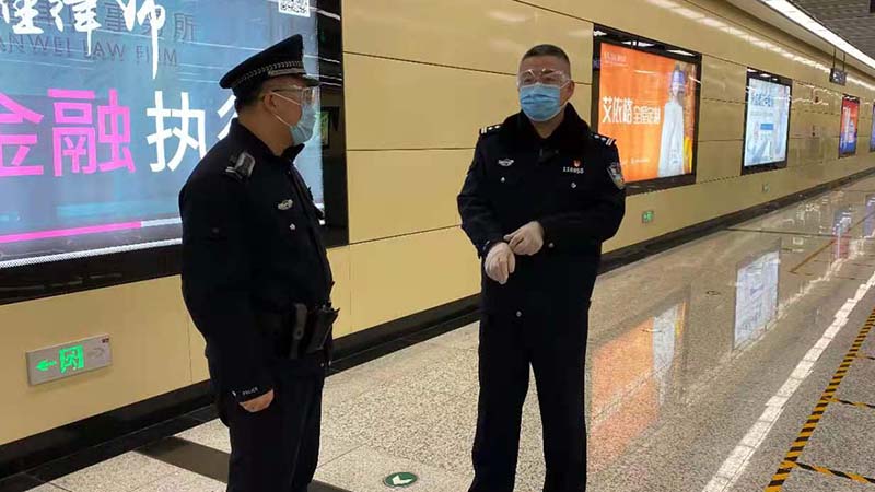 王刚（右一）到地铁一线指导工作