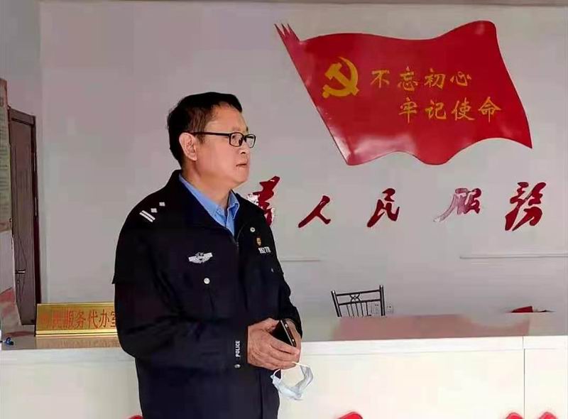 基层民警坚守岗位保平安 (1)