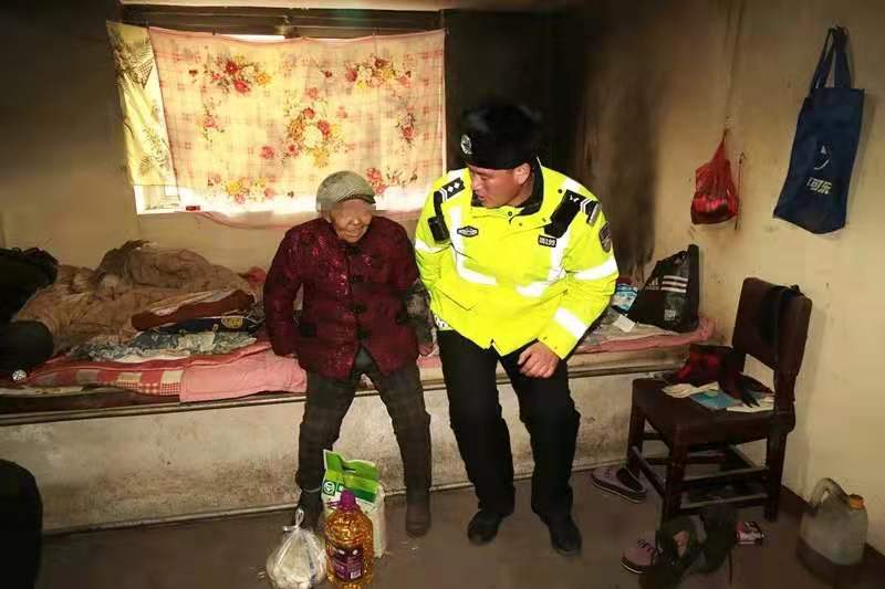 交警贾凡春节慰问情暖老人心
