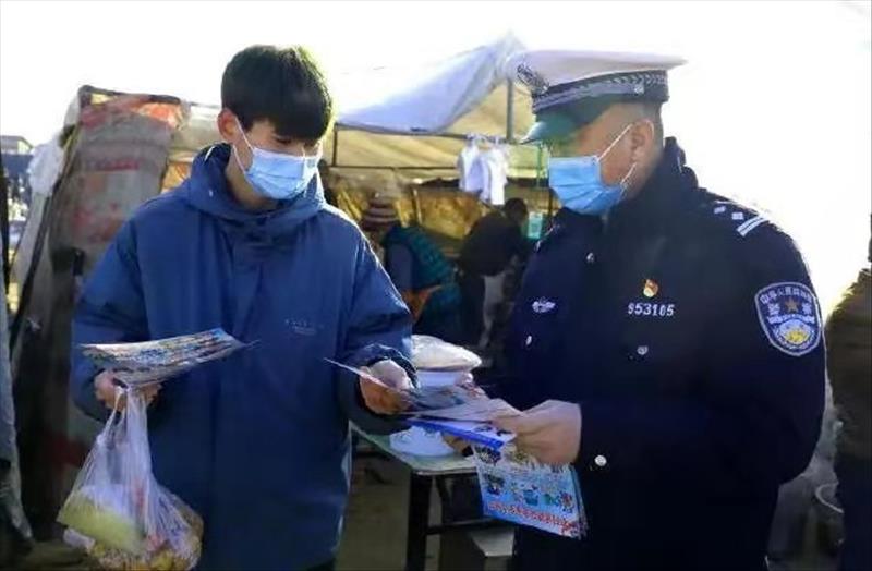 绥中交警的“交通年味” (1)