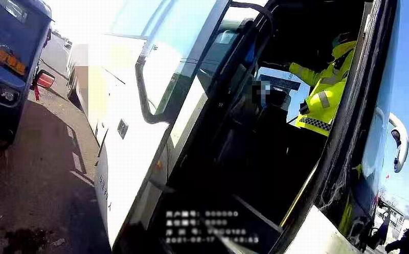 民警怒怼