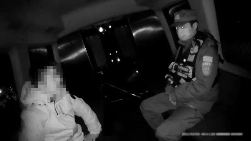 醉汉路边睡着特警助其回家