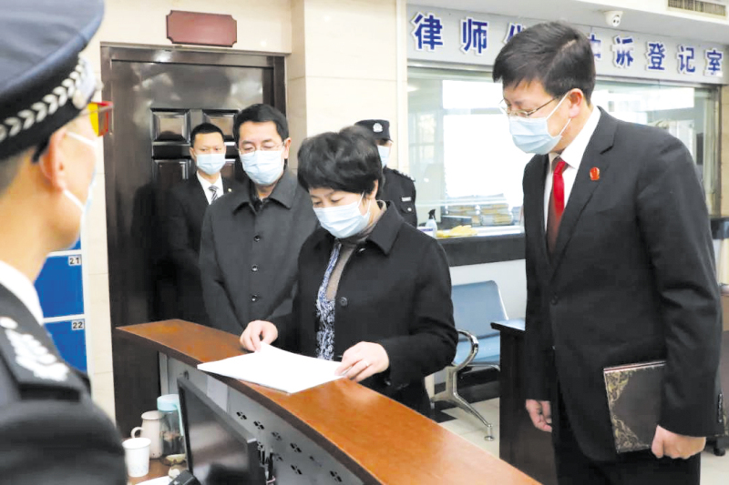 郑青（右2）在省法院诉讼服务中心调研（配图）_编辑