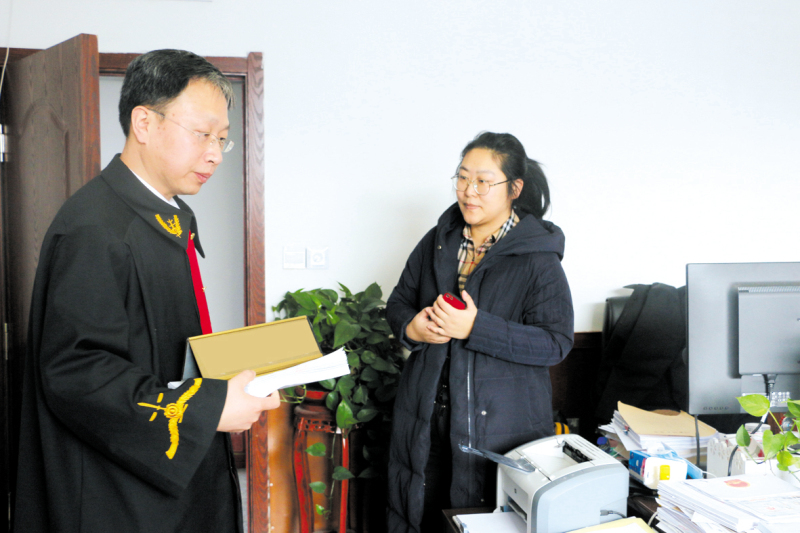 记者准备与张德存（左）去往庭审现场