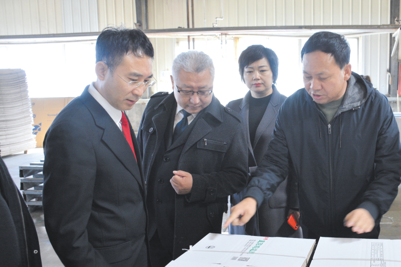 北镇法院院长张宏伟（左一）走访民营企业