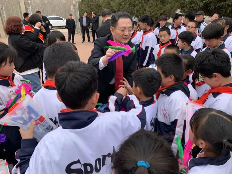 配文3：张国全为同学们发放毽子
