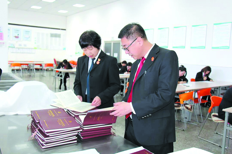 浑南区法院工作人员紧锣密鼓批阅卷纸