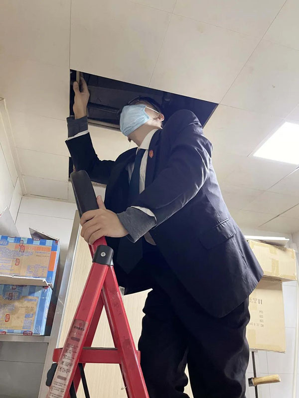 法官查看原告家被漏水的情况2