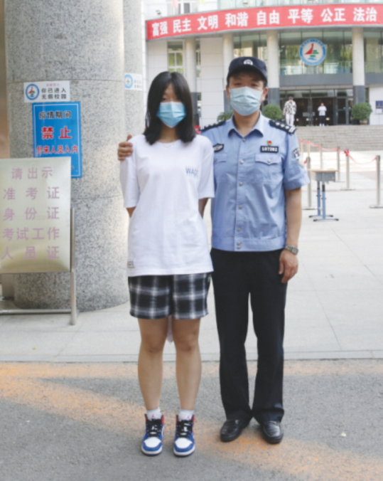 a警察父亲的别样守护——陈峰与女儿在考点前_编辑