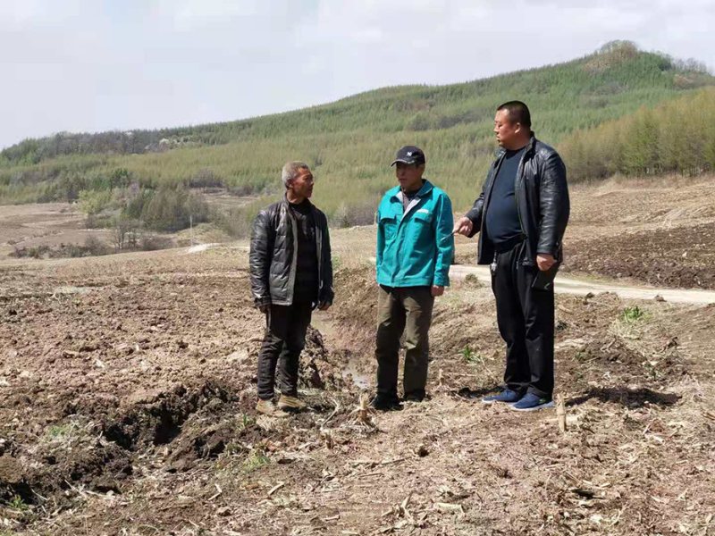 有金玉（右）在帮村民化解矛盾纠纷