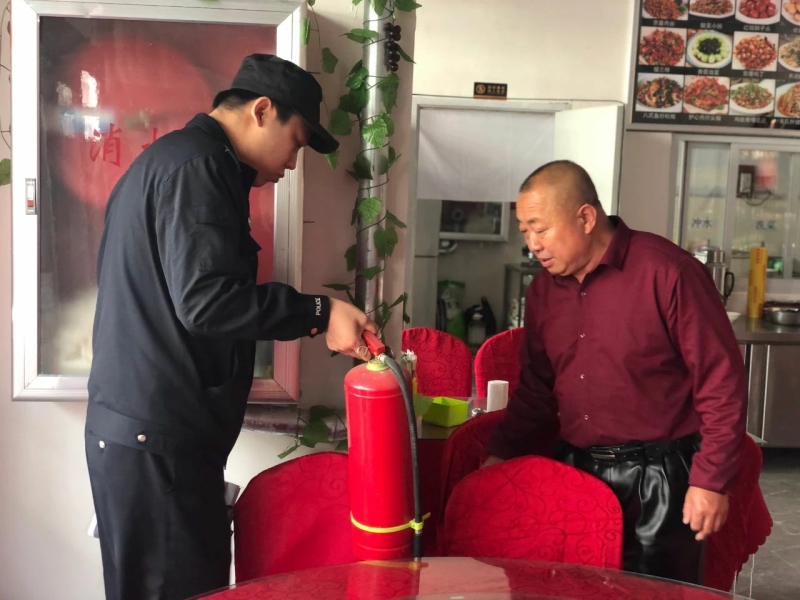 民警检查餐饮场所消防器材(1)