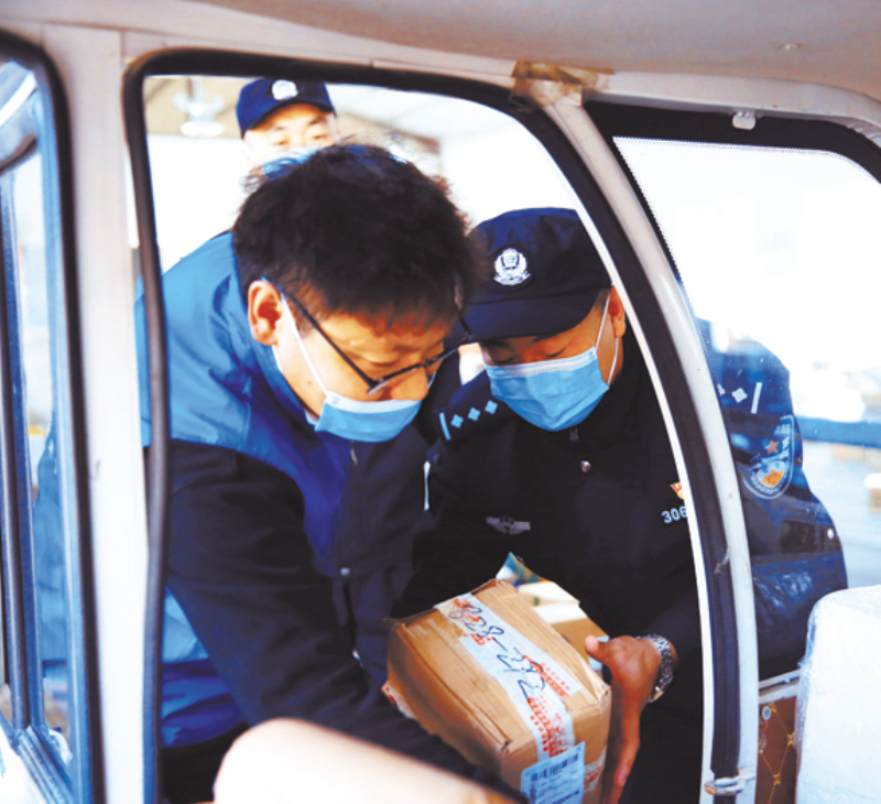 鞍山市公安局铁东分局旧堡派出所对快递车辆进行安全检查