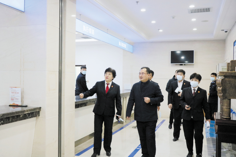 葫芦岛市中级人民法院党组书记、代院长于德江(前排中)基层法院调研