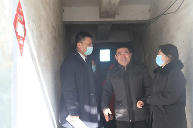 （辽中稿子配图）法官回访时，看到居民脸上洋溢着喜悦的笑容