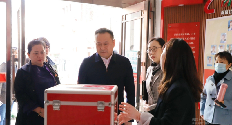 本溪市委常委、政法委书记徐胜（中）到“支部共建、社区共治”示范点调研