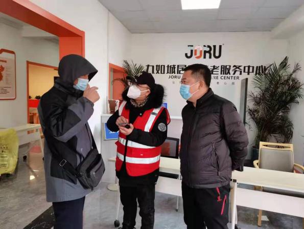 司法局工作人员解答居民问题
