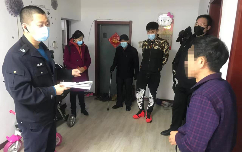 图说：执行局法官在执行现场