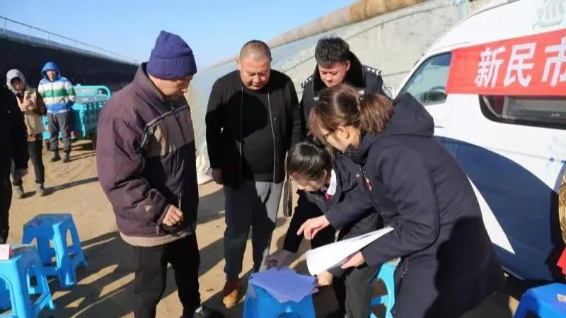 新民市法院法官驻村服务站进行示范性诉讼庭审后当事人签署文书
