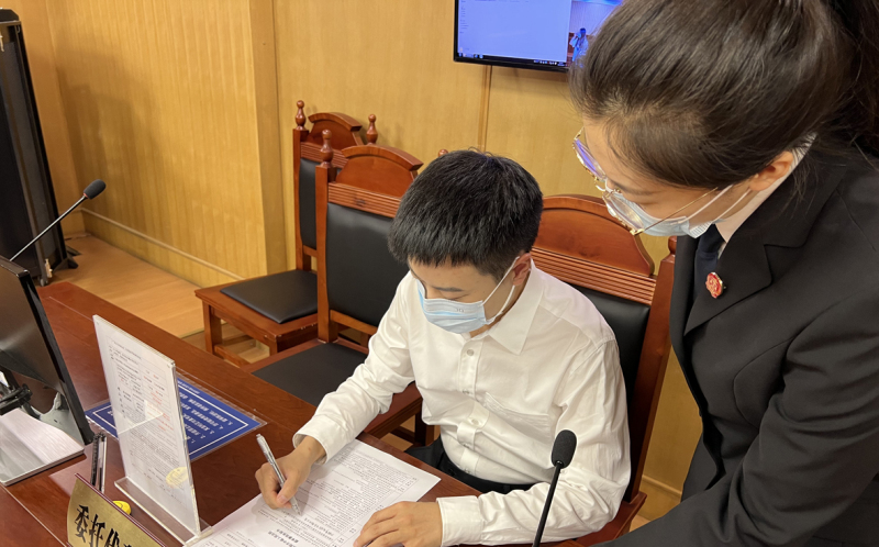 法官助理指导当事人填写《庭审事项告知书》