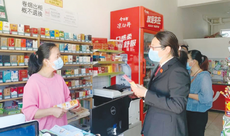 台安法院网格法官在走访中为群众化解邻里漏水纠纷