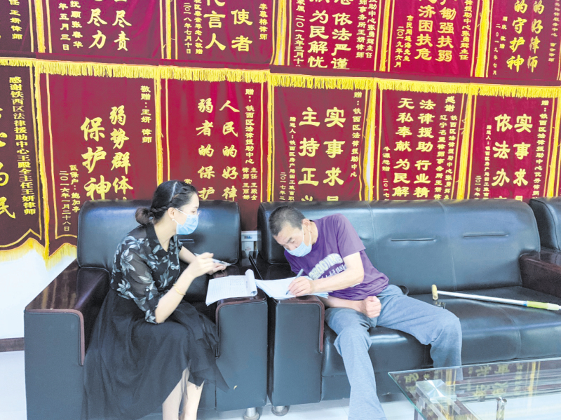 配文1：法律援助中心工作人员接待群众