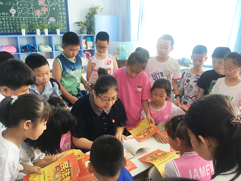 孙红为清河区第二小学的孩子们讲民法典