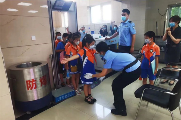 干警为师生们讲解了安检的重要性并且让孩子们亲身体验